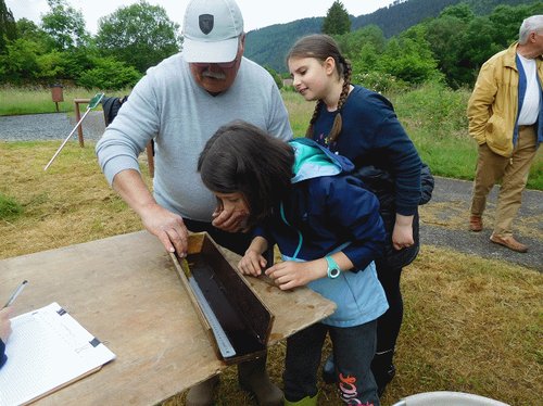 Photo : des élèves mesurent leurs prises sur la feuille de biométrie, 7 juin 2022