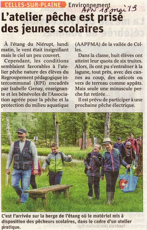 Coupure de presse Vosges Matin : « L'atelier pêche est prisé des jeunes scolaires », séance pratique du RPI à l'étang du Niérupt, mai 2019