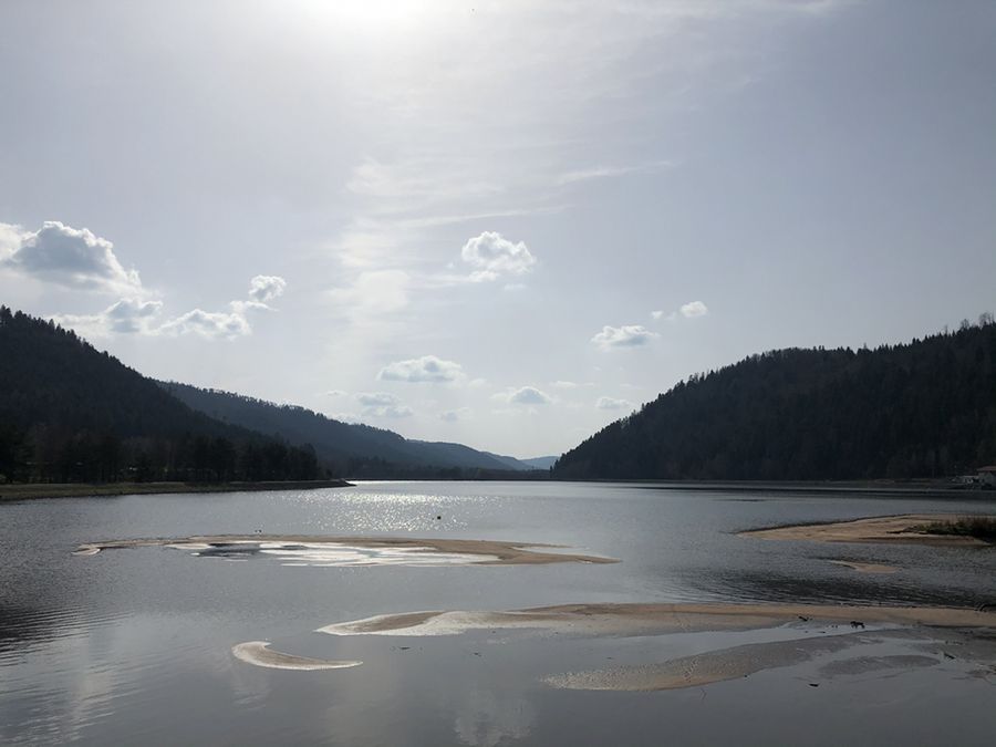 Le Lac de La Plaine, vue sur les bancs de sable et les collines boisées